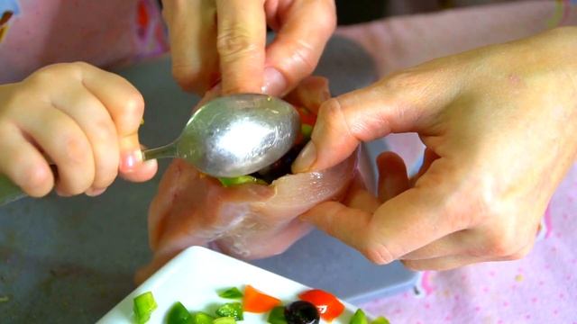 НЕОБЫЧНЫЕ, НЕЖНЫЕ КУРИНЫЕ РУЛЕТИКИ с сыром. Очень вкусный рецепт, ВСЕГДА УДАЧНЫЙ вариант смотреть онлайн