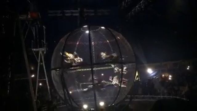 Мотоциклисты в шаре смерти смотреть онлайн