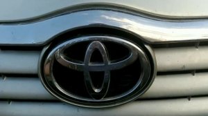 Как открыть капот на Тойоте Авенсис.