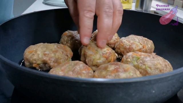 Мяса совсем немного, остальное овощи и ГЛАВНОЕ - КАБАЧКИ! Очень сочные КОТЛЕТЫ в СОУСЕ на сковороде смотреть онлайн