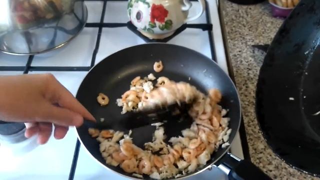 Vlog: Готовим дома спагетти с креветками и курицей в сливочно-чесночном соусе. смотреть онлайн