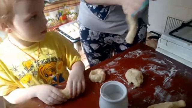 ВИТАЛИНА ГОТОВИТ СОСИСКИ В ТЕСТЕ!/ ГОТОВИМ С МАМОЙ!? смотреть онлайн