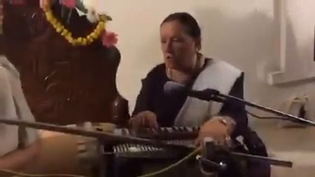 Vande Krishna Nanda Kumara ЕМ Чайтанья Чандра Чаран прабху и матушка 11.03.16 Маяпур