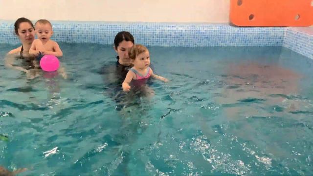 Baby Swimming Babies love swimming underwater-Обучение плаванию в бассейне для детей(Курсы ,занятия смотреть онлайн