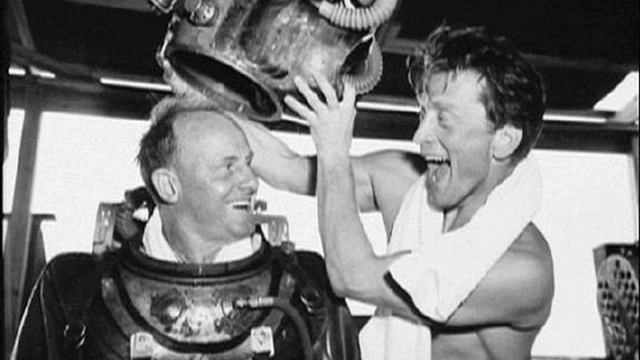 Kirk Douglas - And the moon grew brighter and brighter смотреть онлайн