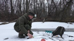 РЫБАЛКА ЗИМОЙ на МОРМЫШКУ НА РЕКЕ.