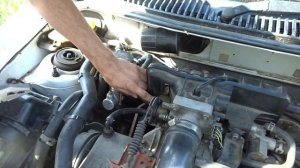Замена шланга вакуумного усилителя тормозов на Mazda Demio