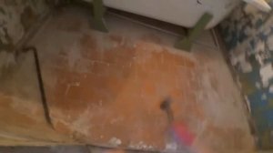 Сбивка половой плитки вместе со стяжкой в ванной. Совдеповский вариант.