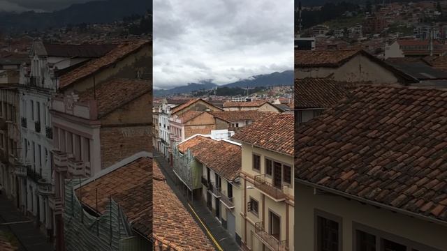 Оранжевые крыши города Куэнка в Эквадоре, Латинская Америка смотреть онлайн