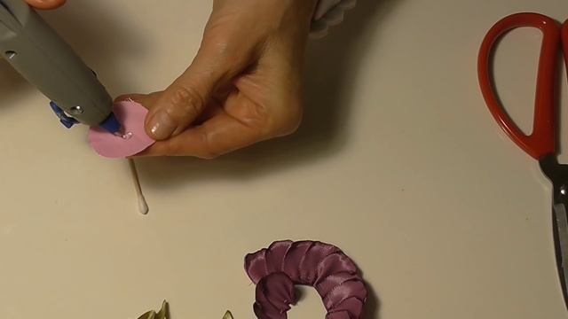 Брошь из атласных лент . Брошь с цветами из лент. Мастер класс канзаши. смотреть онлайн