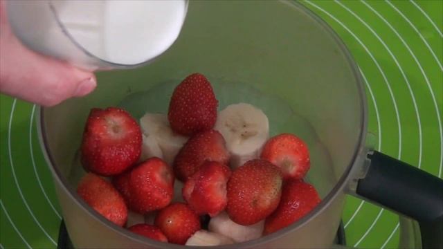 Клубнично-банановый молочный смузи - очень вкусно, просто и полезно смотреть онлайн