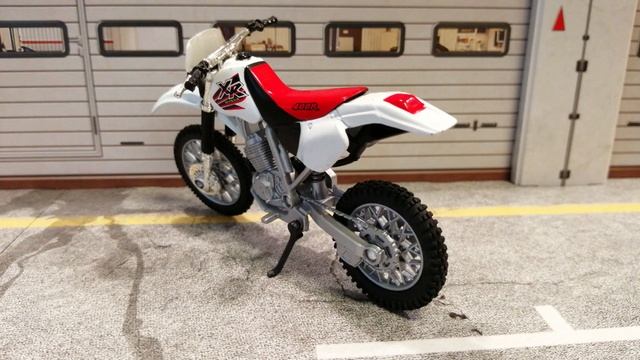 Honda XR400R made by Motormax in scale 1:18 diecast motorcycle смотреть онлайн