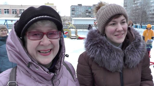 Новогодние елки провели во дворах Московского района сотрудники домоуправляющей компании