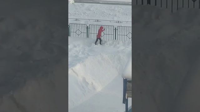 Школа. Чел в Красной толстовке крутит сальтухи на улице. Интервью смотреть онлайн