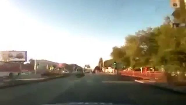 Пьяный водитель на ГАЗели уходит от погони ДПС. смотреть онлайн