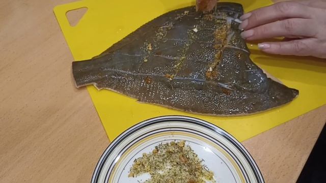Камбала тушёная в духовке со специями и лимоном. Готовить легко и быстро. смотреть онлайн