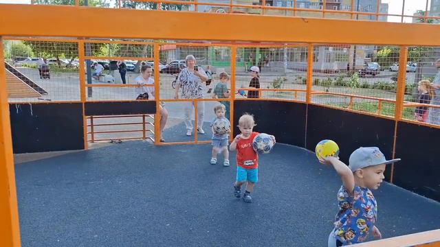 Платоха на роликах / Евсюха с мячом смотреть онлайн