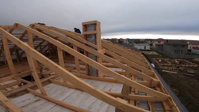 37 Витязево. Анапа. Завершаем монтаж стропильной системы, шьем верхнюю обрешетку и контррейку