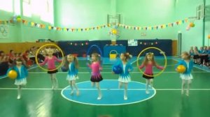 Дети танцуют  Спортивный танец с обручами