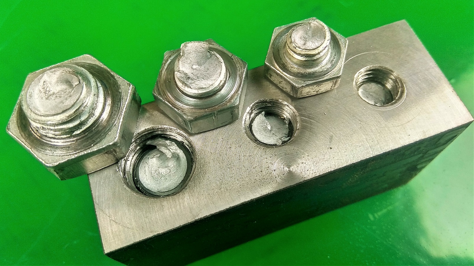 Как выкрутить обломанный болт смотреть онлайн