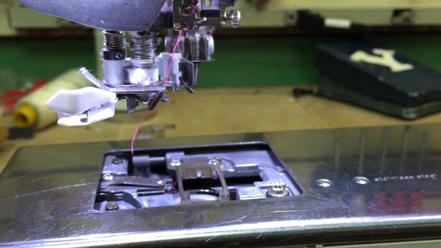 Bernina 830 / 880 Needle Threader Cleaning смотреть онлайн