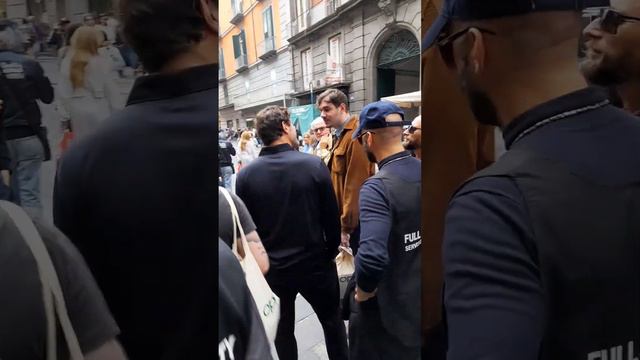 Ciro Ferrara si ferma a parlare con le persone che gli chiedono un selfie смотреть онлайн