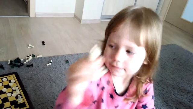 10 Яна играет в шашки и шахматы / Jana plays checkers and chess смотреть онлайн