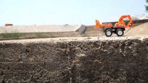 Трактор падает с дамбы. Спасаем!