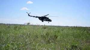 Вертолёт Ми-8 полёт на низкой высоте