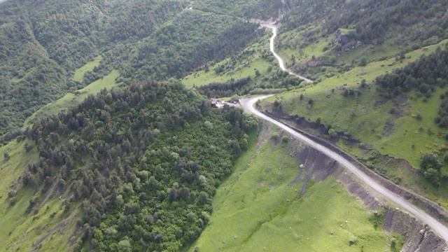 ГОРНАЯ ИНГУШЕТИЯ: Ляжгинский водопад, Джейрахское ущелье, башенные комплексы Эгикал и Вовнушки смотреть онлайн