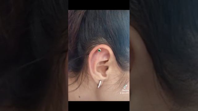 Piercing of the upper ear cartilage (helix). Прокалывание верхнего хряща уха (хеликс). смотреть онлайн