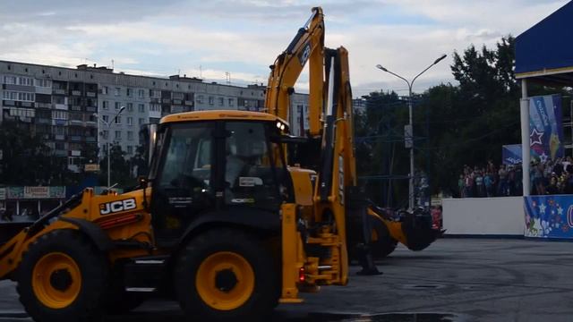 Шоу танцующих экскаваторов JCB. Новокузнецк лето 2014 смотреть онлайн