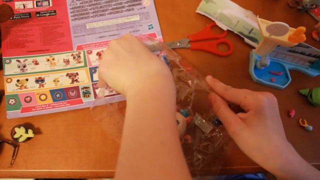 ЛПС - кошечка стоячка. петшопы распаковка . Набор LPS Ледовая арена с аксессуарами. смотреть онлайн