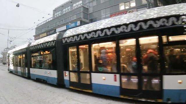 Москва. Новогодний трамвай у метро «Бауманская». 05 января 2022 смотреть онлайн