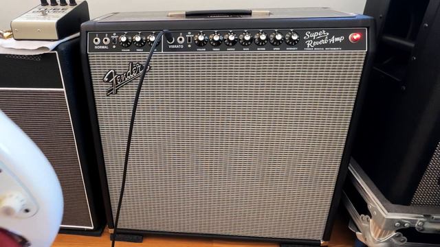 Fender Super Reverb vs Marshall Bluesbreaker | Cranked Loud смотреть онлайн