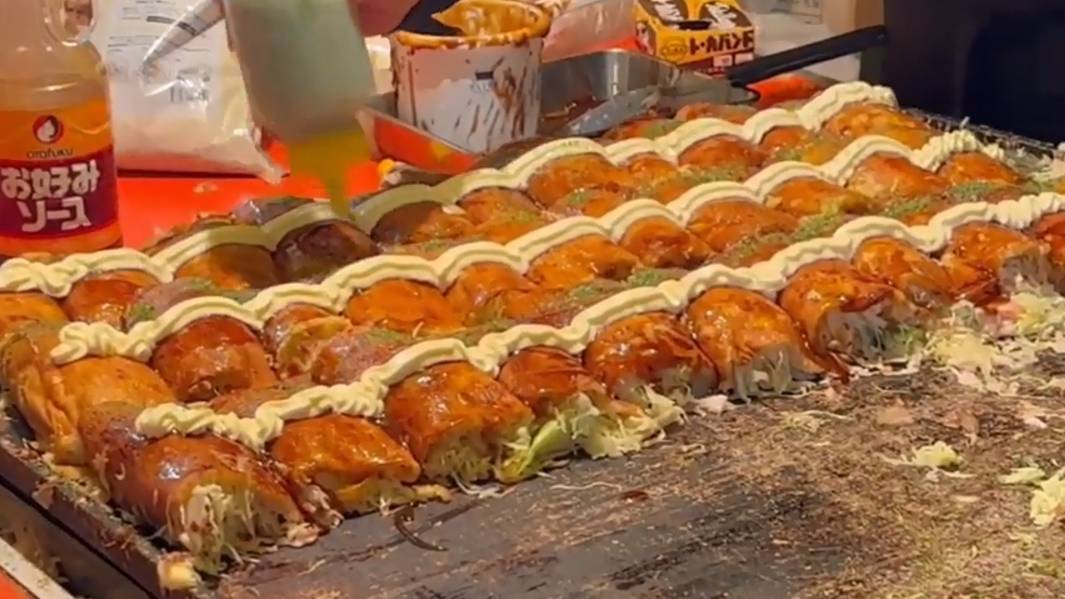 Окономияки — японские пикантные блины, состоящие из множества ингредиентов смотреть онлайн