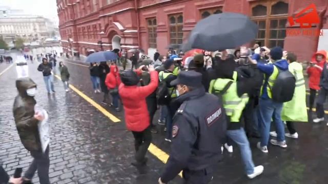 Прорыв протестующих на Красную площадь в Москве