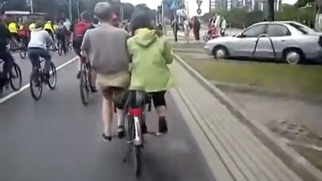 Необычный велосипед на двоих смотреть онлайн