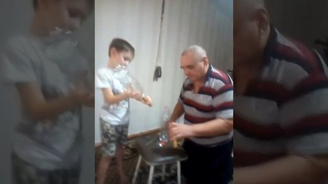 Безопасный меч из пустых бутылок ПВХ смотреть онлайн