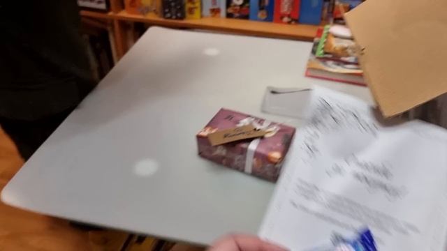 Открываем подарки на Новый год смотреть онлайн