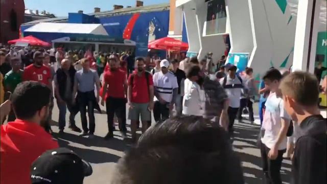 Фанаты играют в футбол / Russia World Cup смотреть онлайн