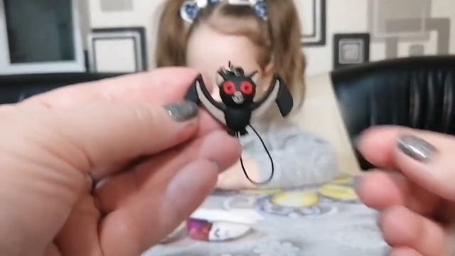 Монстры на Каникулах 4 яйца сюрприз | Монстры на Каникулах 4 игрушка-брелок от Life of little Alisa смотреть онлайн