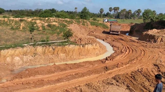 KOMATSU D20A pull or drag DAEWOO dump trucks stuck смотреть онлайн