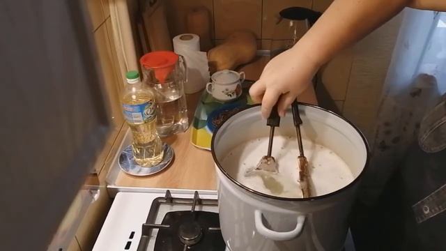 Как почистить чугунную форму для выпекания от нагара смотреть онлайн