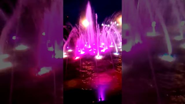 Ребята пишите под какую музыку фантану играть и сверкать и я поставлю смотреть онлайн