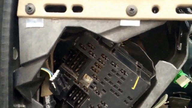 Chevy Tahoe 2001-2006 Fuse Box Location смотреть онлайн