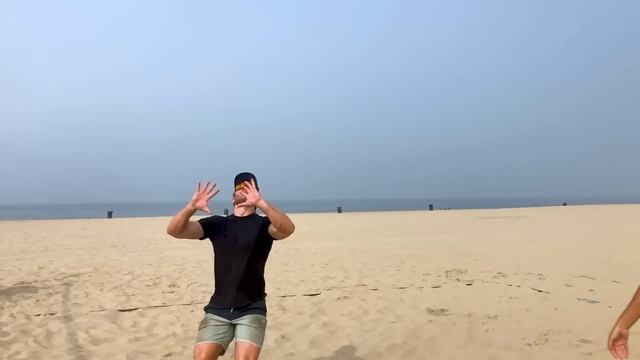 How to Set a Volleyball | Bump Setting and Hand Setting смотреть онлайн