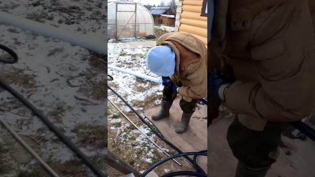 Монтируем фильтр и обсаживаемся #абиссинскаяскважина #скважинасвоимируками #бурениескважин смотреть онлайн
