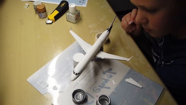 Revell Embraer E190 Lufthansa 1/144 assembly/Сборка самолета Embraer E190 в маштабе 1/144 смотреть онлайн