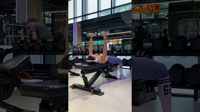 Жим гантелями на горизонтальной скамье смотреть онлайн